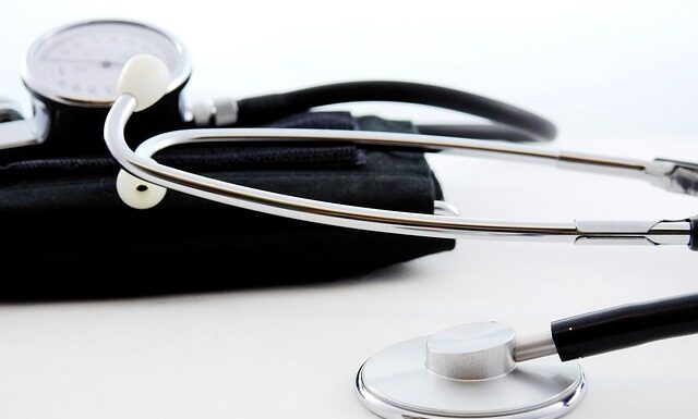 Co steruje regulatorem ciśnienia paliwa?