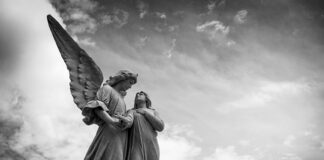 Dlaczego nie zabiera się rzeczy z cmentarza?