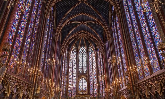 Jaki żyrandol do małego salonu?