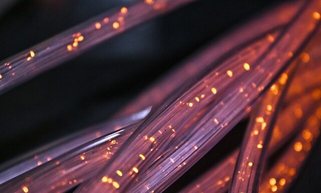 Jak ukryć kable na suficie?