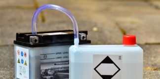 Ile Volt powinien mieć naładowany akumulator motocyklowy?