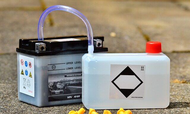 Czy można ładować akumulator w motocyklu bez zdejmowania klem?